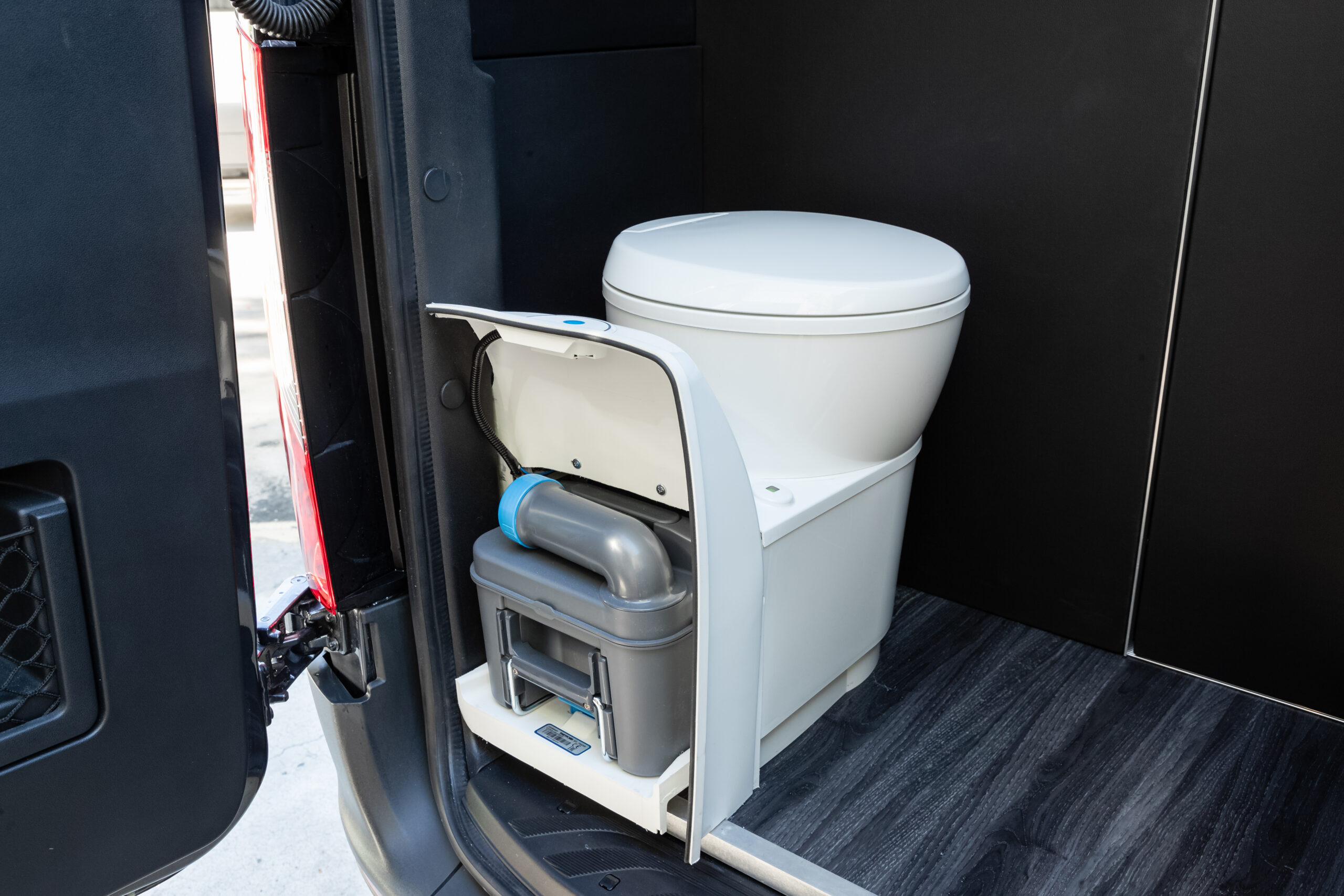 Bespoke Sprinter minibus build S21 photo 40